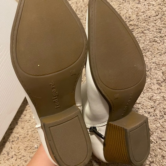 White boots - Picture 4 of 4